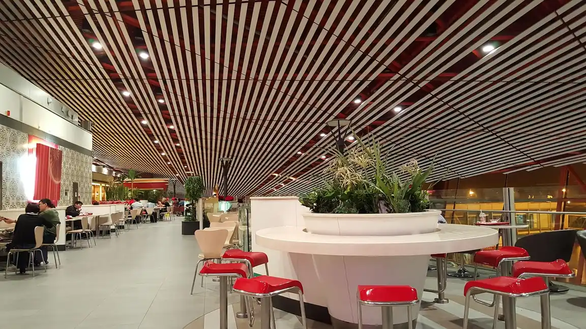 Ankara havalimanında gece varışında araç teslim noktası planlaması