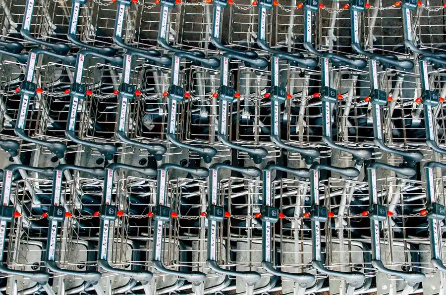 Ankara havalimanında kurumsal araç kiralama ile iş seyahatine başlayan yolcu